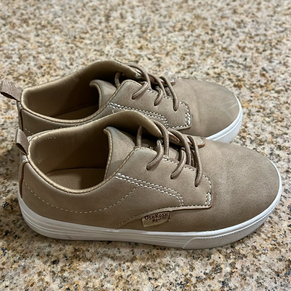 (Size 8) OshKosh Toddler kicks! (Barley Used)
